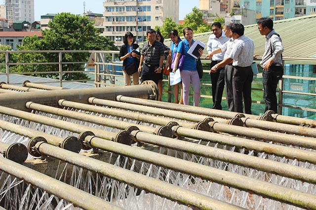 Lãnh đạo Hội Cấp thoát nước Việt Nam tham quan Nhà máy nước Yên Phụ. ẢNh: Hà Thắm